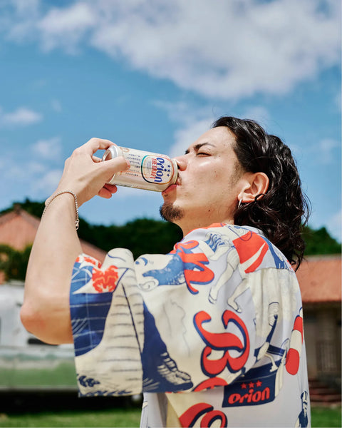 Eanbeアロハ『CARRY』を着用して昼からオリオンビールを飲む様子