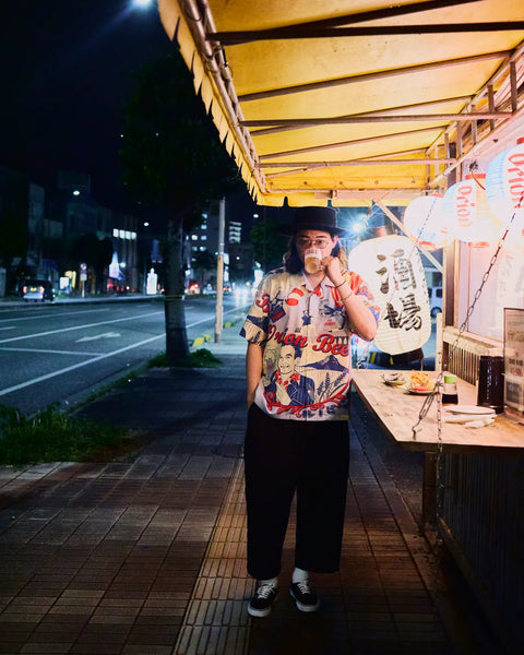 Eanbeアロハ『CARRY』を着用してオリオンビールを外飲みする様子