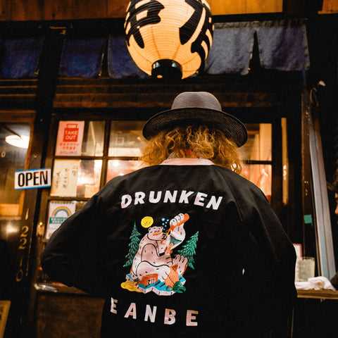 DRUNKEN ベトナムジャケット を着て飲むアロハおじさんの背中