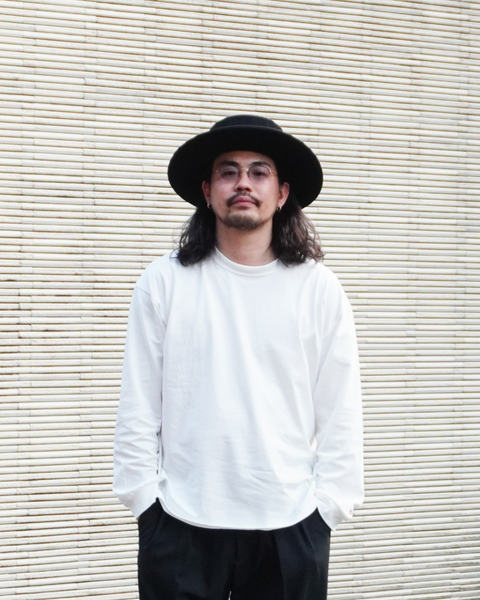 Eanbe 長袖 白 ロゴＴシャツ ルック画像