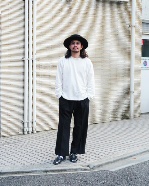 Eanbe 長袖 白 ロゴＴシャツ ルック画像