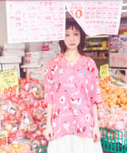 女性モデルが着用するEanbe PEACH PINK アロハシャツの正面スタイル3