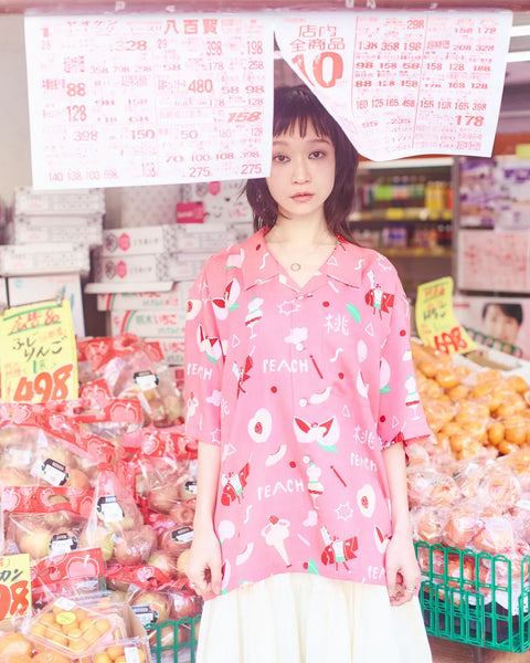女性モデルが着用するEanbe PEACH PINK アロハシャツの正面スタイル3